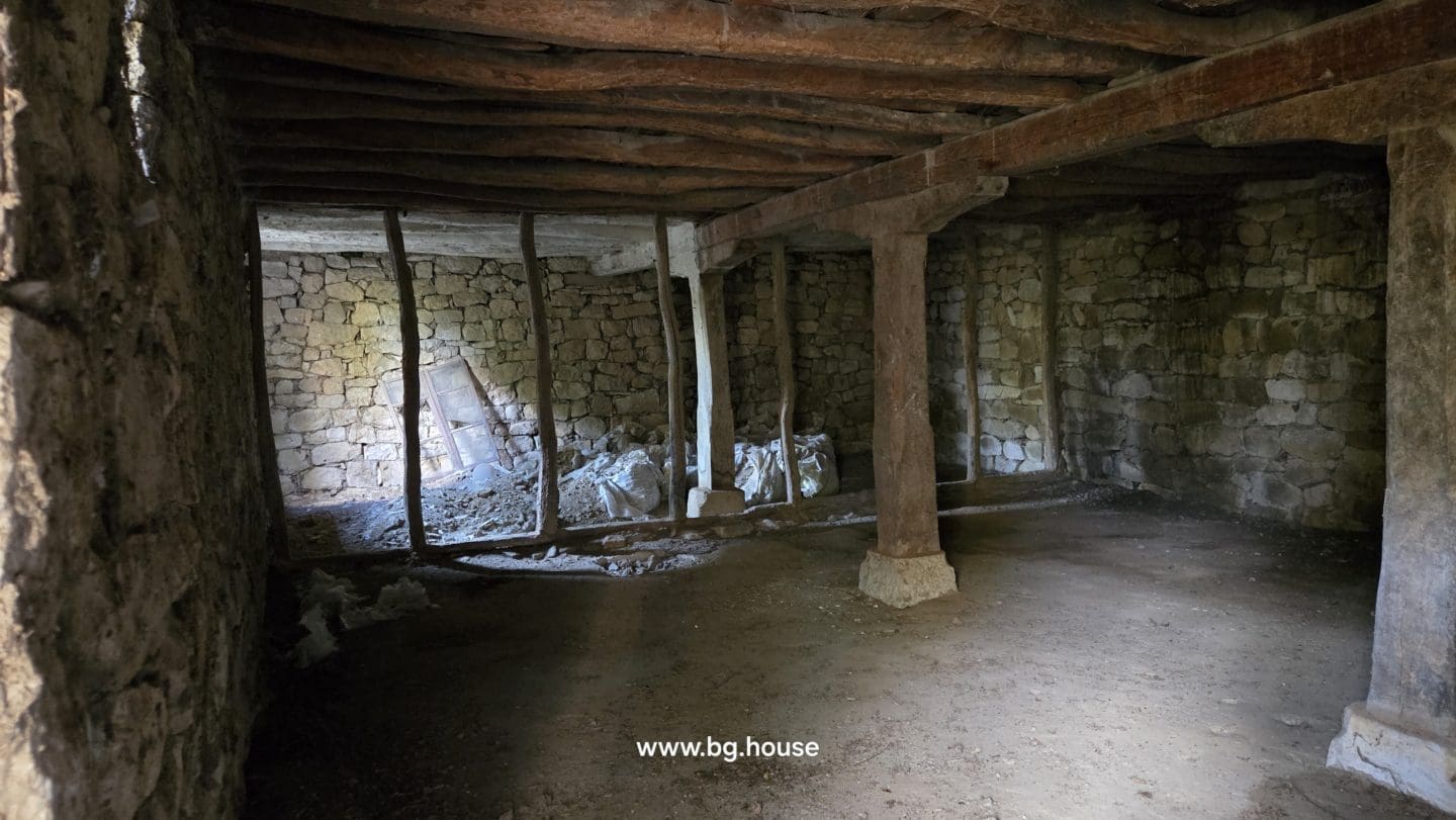 Bulgarian House for Sale – Village Pomoshtitsa with 2200m² Land