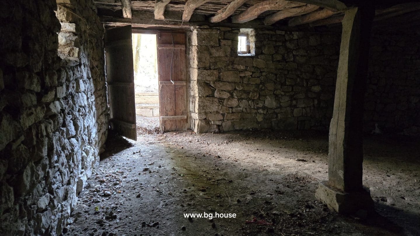 Bulgarian House for Sale – Village Pomoshtitsa with 2200m² Land