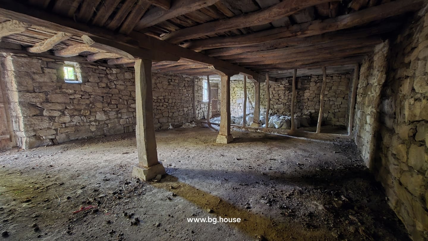 Bulgarian House for Sale – Village Pomoshtitsa with 2200m² Land