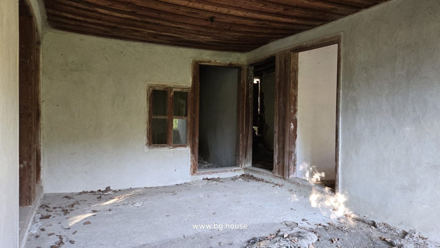 Bulgarian House for Sale – Village Pomoshtitsa with 2200m² Land