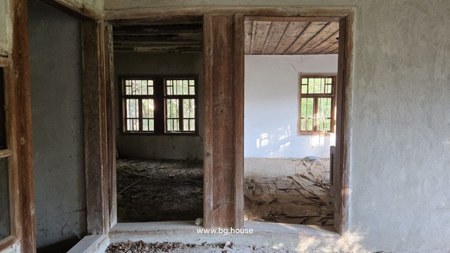 Bulgarian House for Sale – Village Pomoshtitsa with 2200m² Land