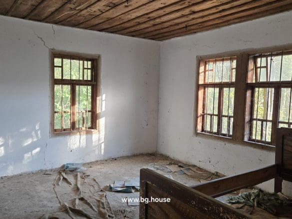 Bulgarian House for Sale – Village Pomoshtitsa with 2200m² Land