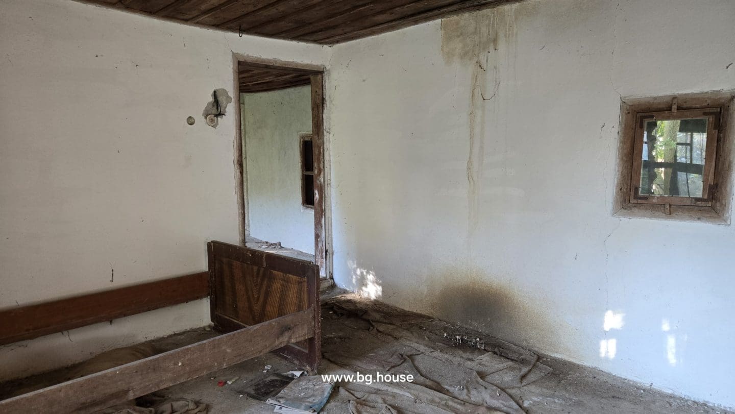 Bulgarian House for Sale – Village Pomoshtitsa with 2200m² Land