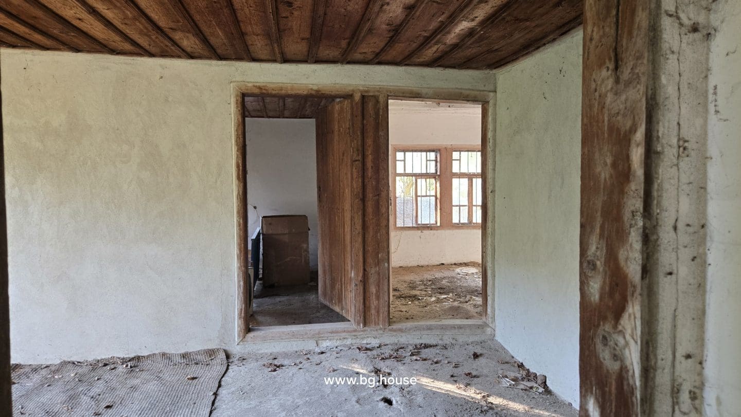 Bulgarian House for Sale – Village Pomoshtitsa with 2200m² Land