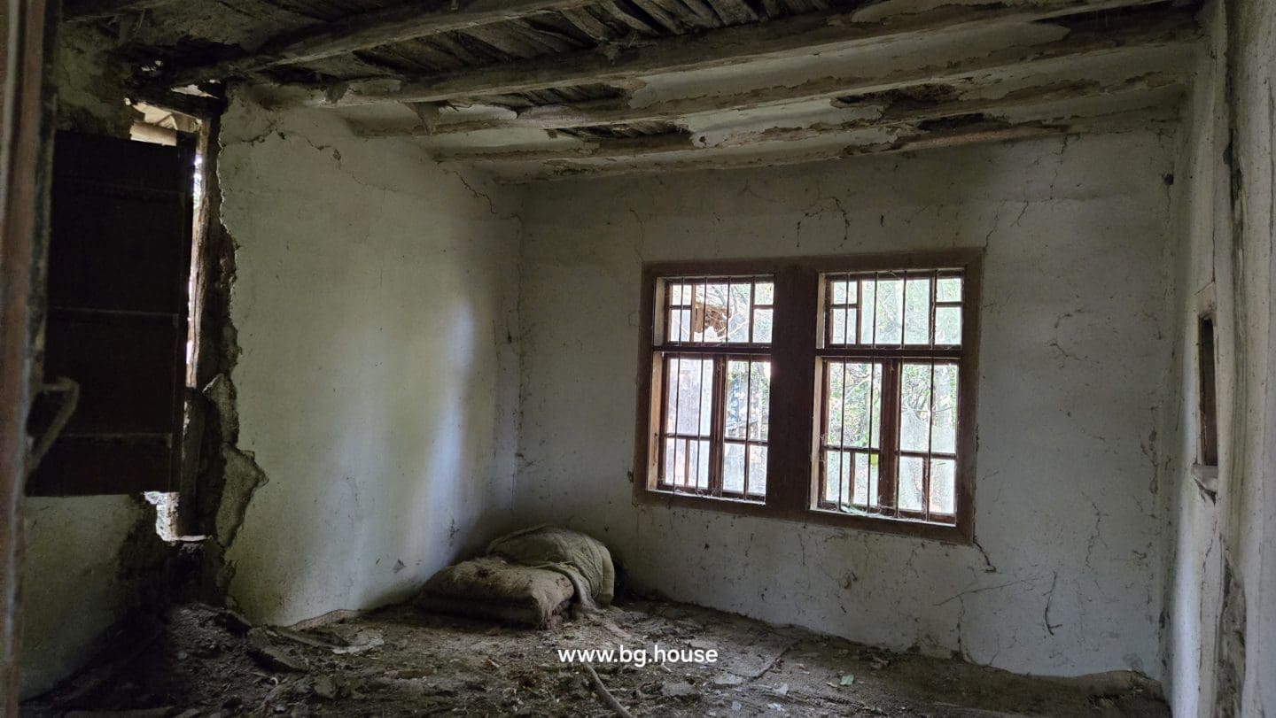 Bulgarian House for Sale – Village Pomoshtitsa with 2200m² Land