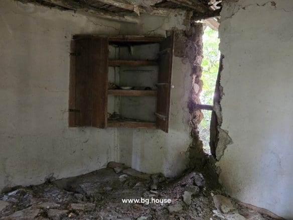 Bulgarian House for Sale – Village Pomoshtitsa with 2200m² Land