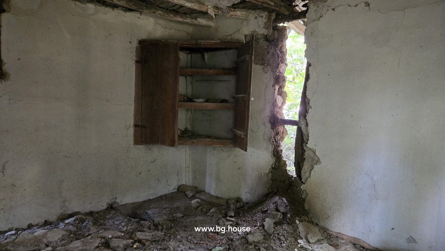 Bulgarian House for Sale – Village Pomoshtitsa with 2200m² Land