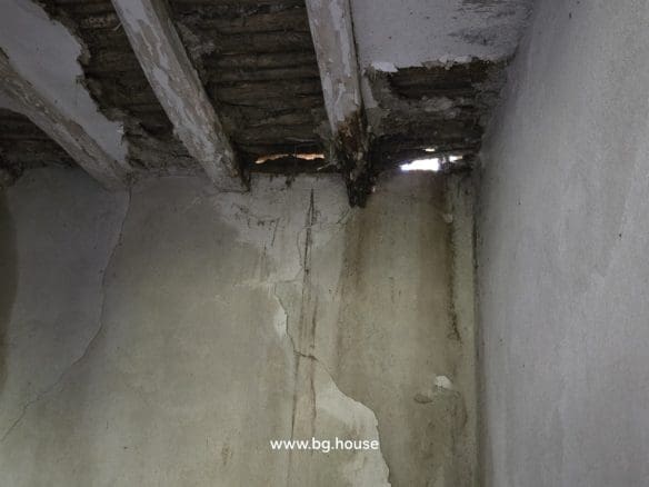 Bulgarian House for Sale – Village Pomoshtitsa with 2200m² Land