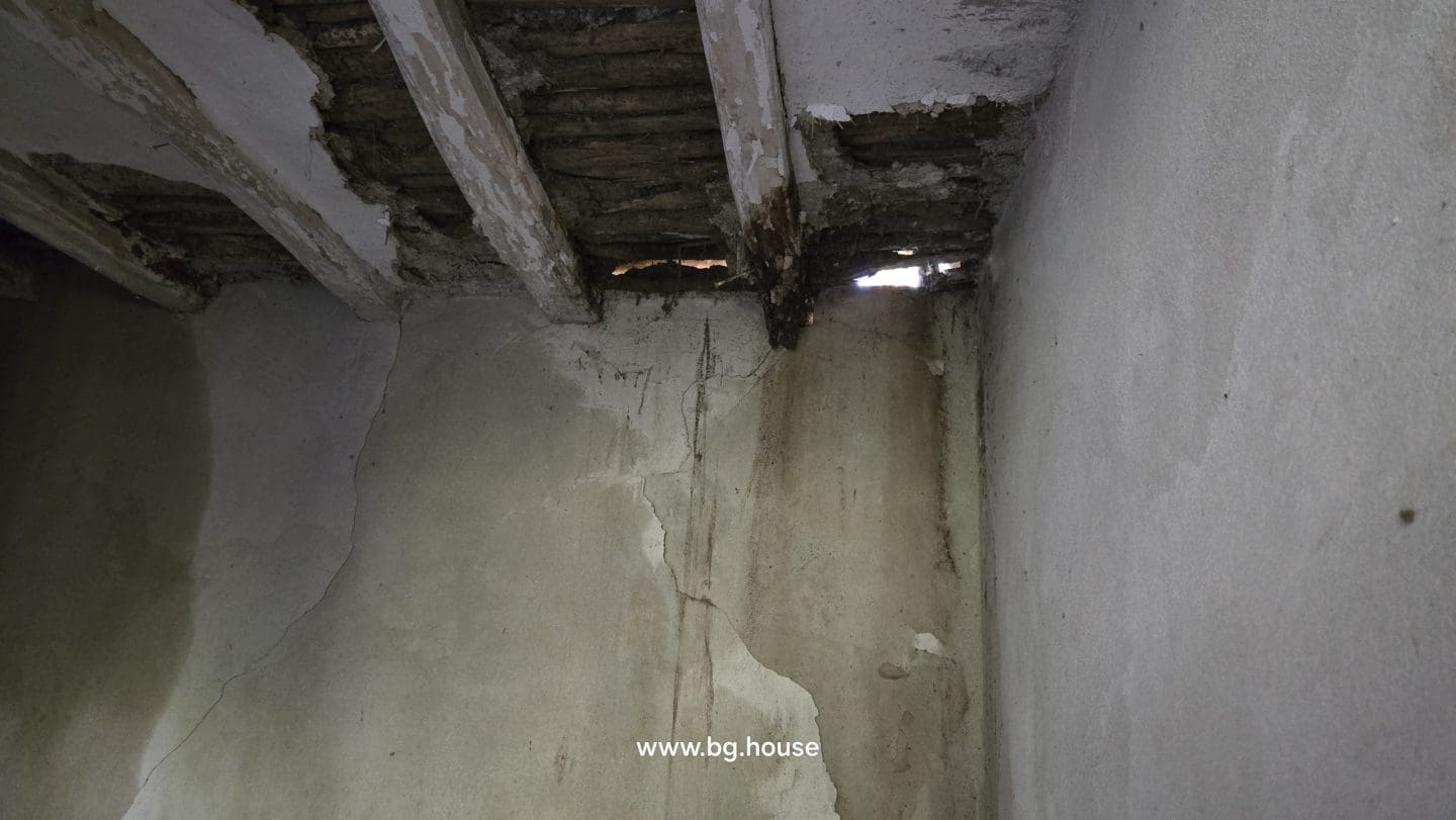 Bulgarian House for Sale – Village Pomoshtitsa with 2200m² Land