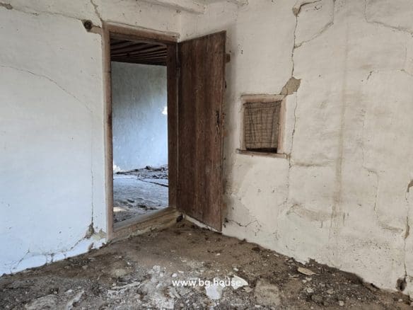 Bulgarian House for Sale – Village Pomoshtitsa with 2200m² Land