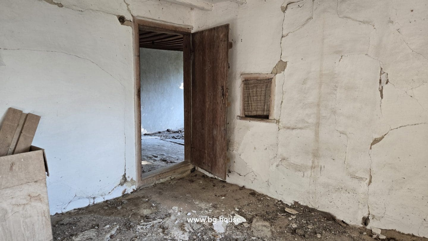 Bulgarian House for Sale – Village Pomoshtitsa with 2200m² Land