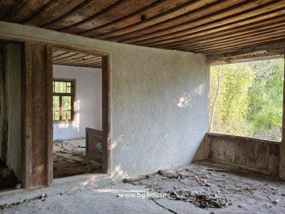 Bulgarian House for Sale – Village Pomoshtitsa with 2200m² Land