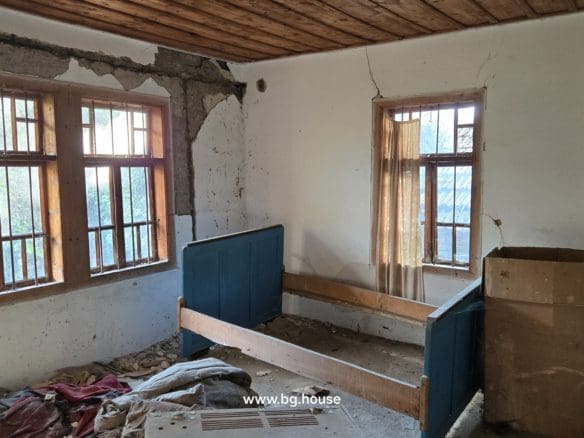 Bulgarian House for Sale – Village Pomoshtitsa with 2200m² Land