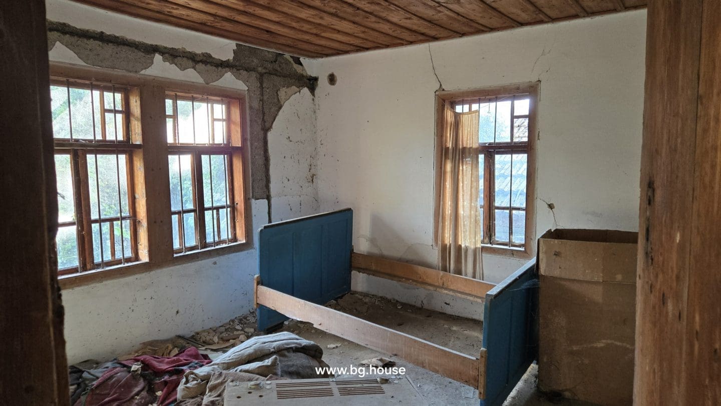Bulgarian House for Sale – Village Pomoshtitsa with 2200m² Land