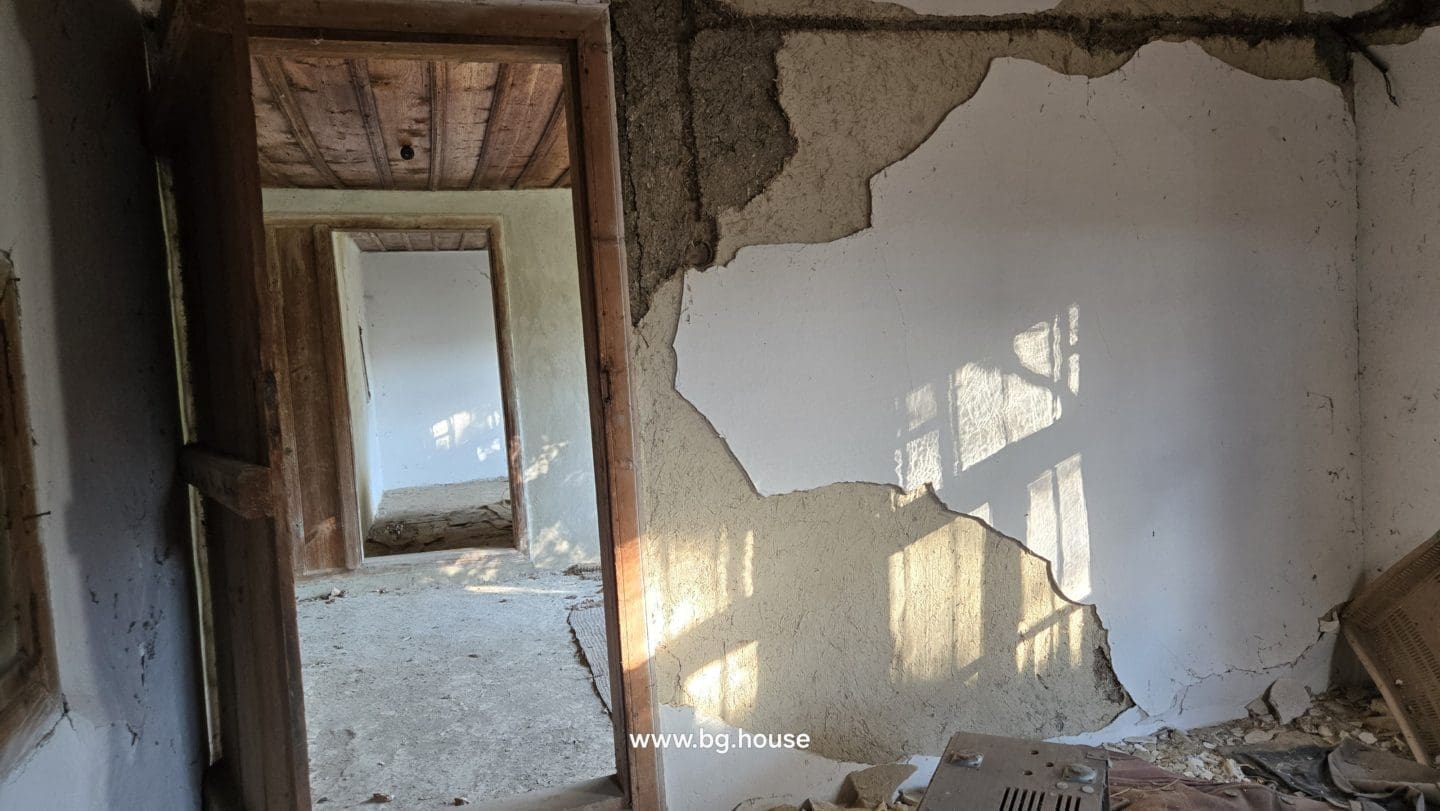 Bulgarian House for Sale – Village Pomoshtitsa with 2200m² Land