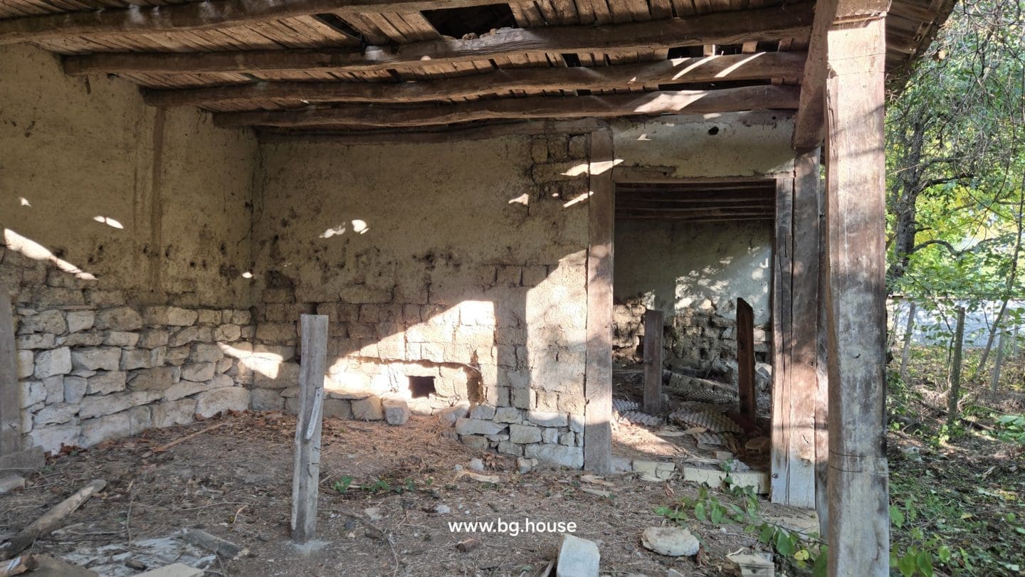 Bulgarian House for Sale – Village Pomoshtitsa with 2200m² Land