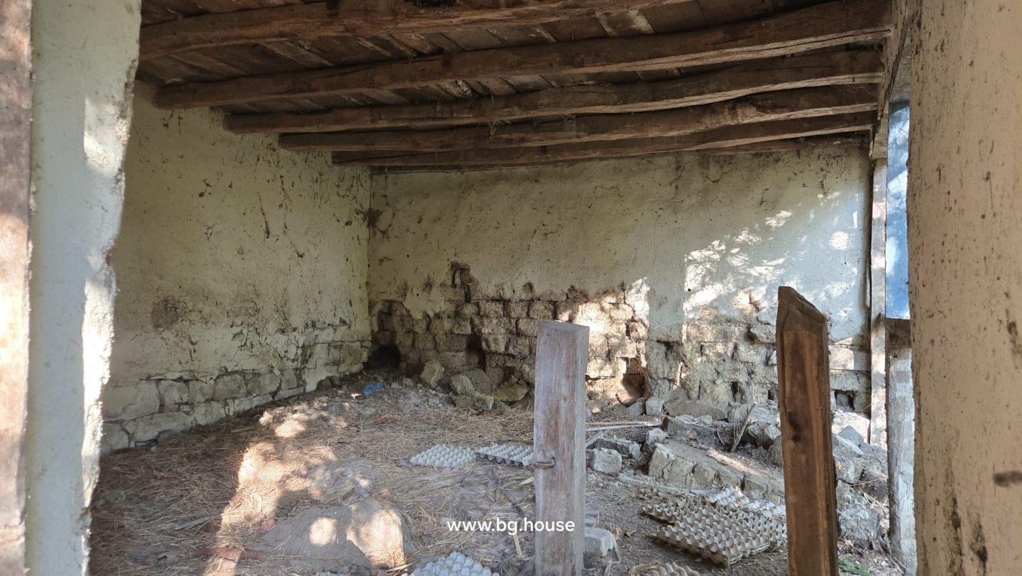 Bulgarian House for Sale – Village Pomoshtitsa with 2200m² Land