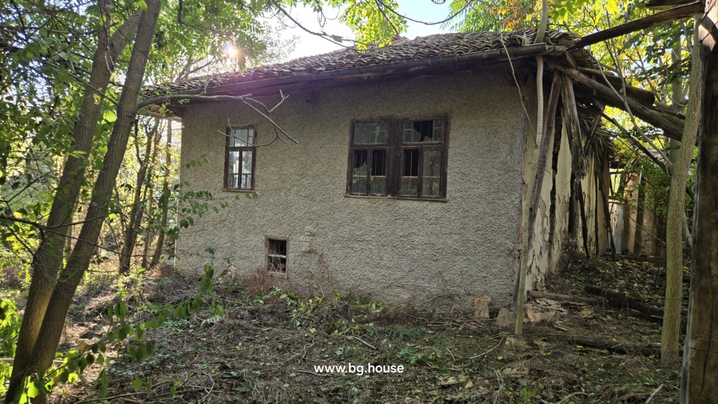 Bulgarian House for Sale – Village Pomoshtitsa with 2200m² Land