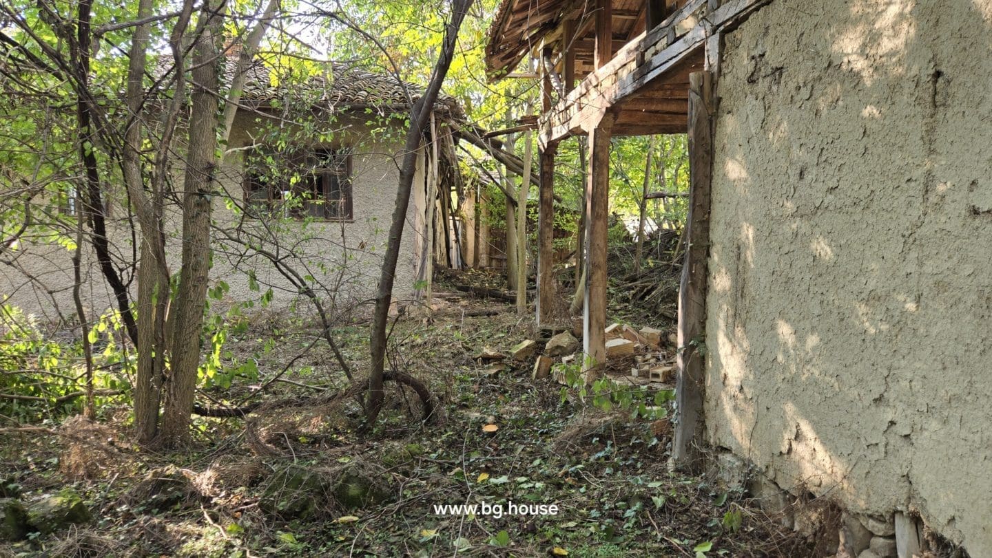 Bulgarian House for Sale – Village Pomoshtitsa with 2200m² Land