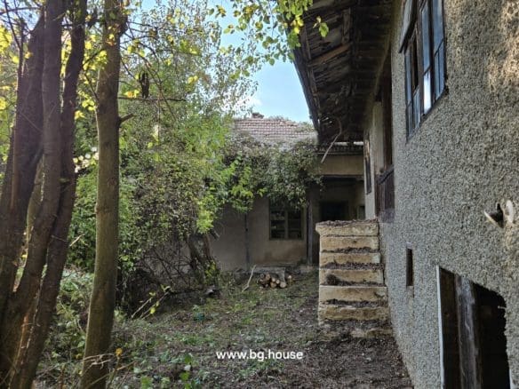 Bulgarian House for Sale – Village Pomoshtitsa with 2200m² Land
