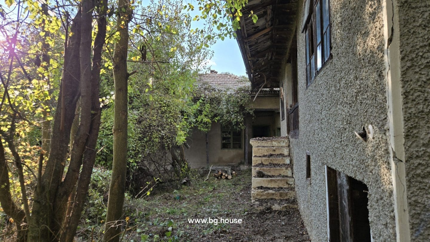 Bulgarian House for Sale – Village Pomoshtitsa with 2200m² Land
