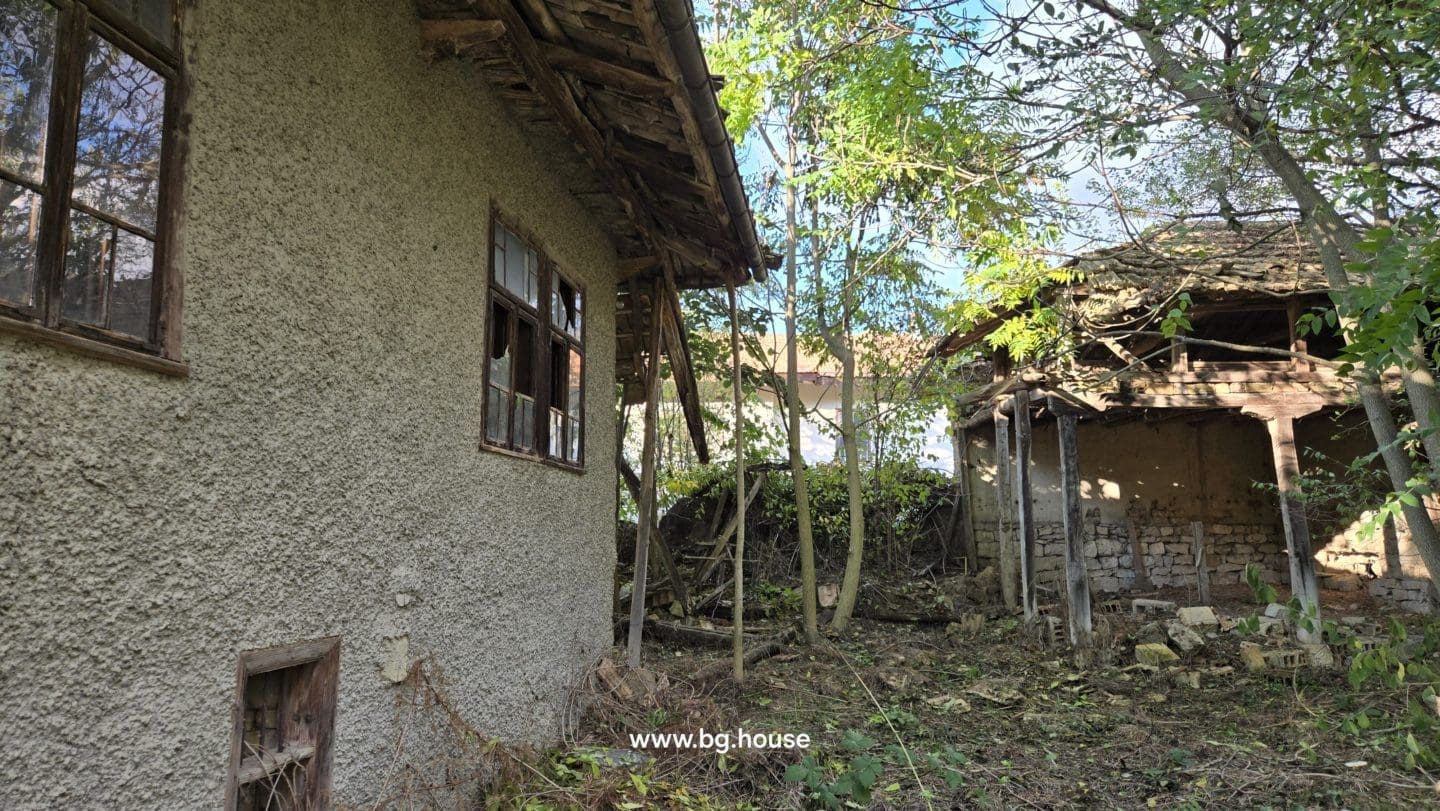 Bulgarian House for Sale – Village Pomoshtitsa with 2200m² Land