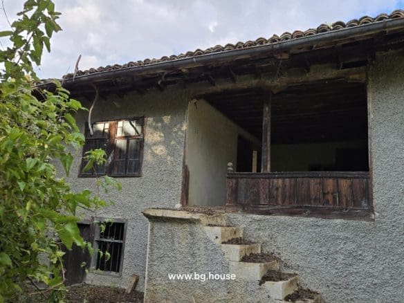 Bulgarian House for Sale – Village Pomoshtitsa with 2200m² Land