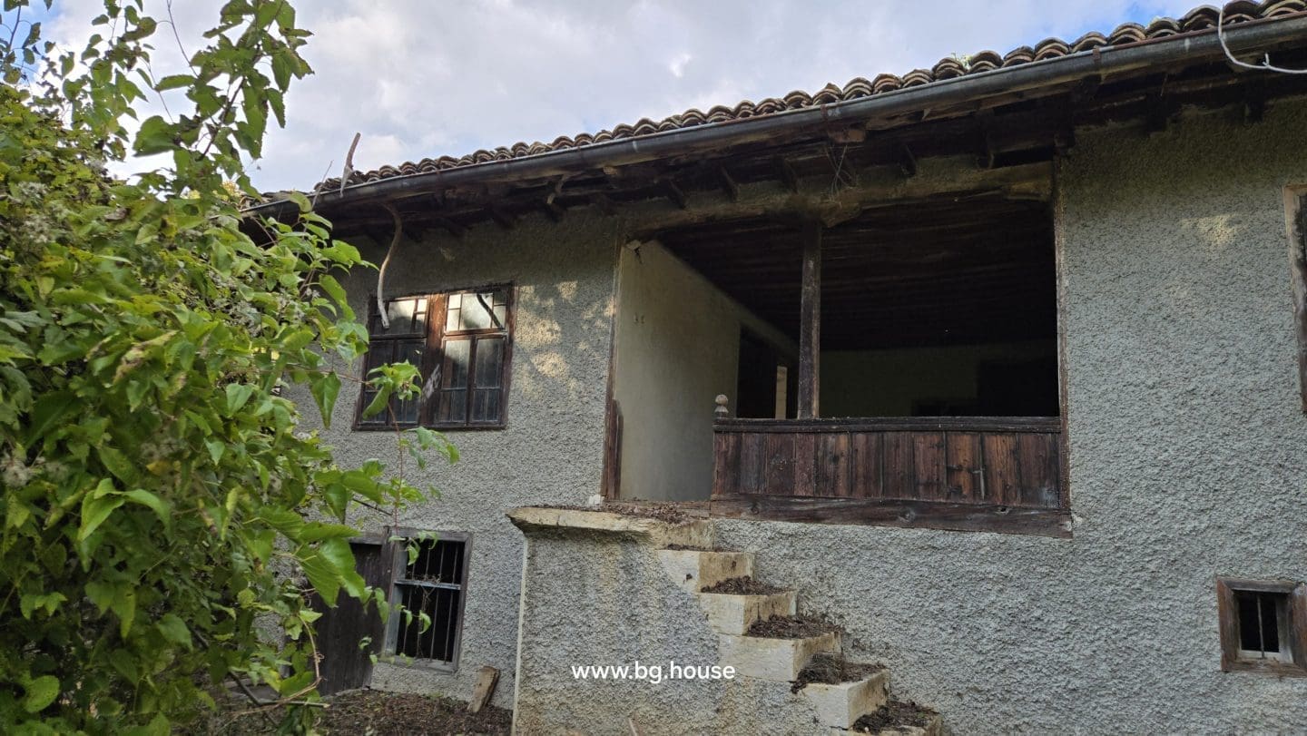 Bulgarian House for Sale – Village Pomoshtitsa with 2200m² Land