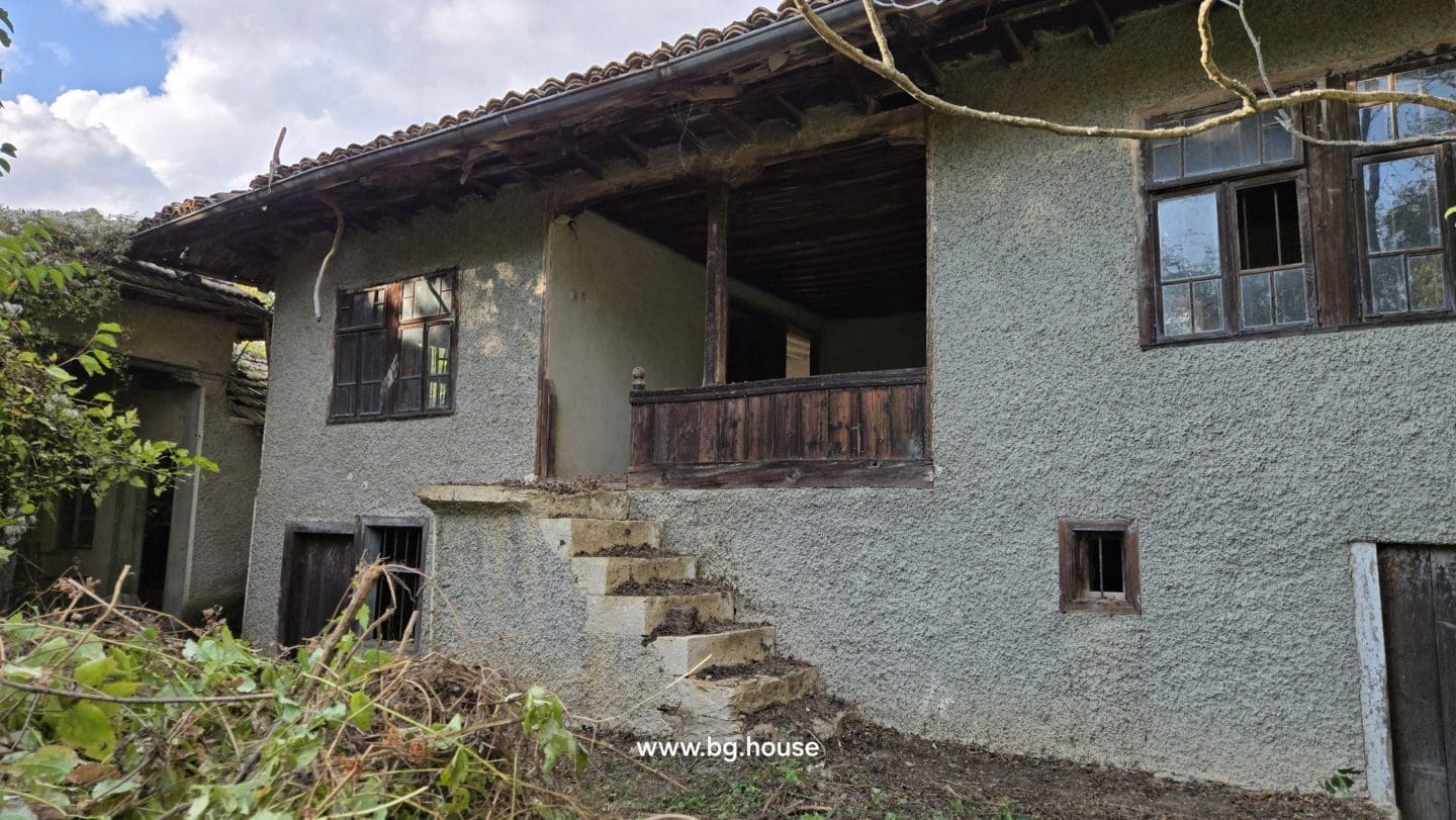 Bulgarian House for Sale – Village Pomoshtitsa with 2200m² Land