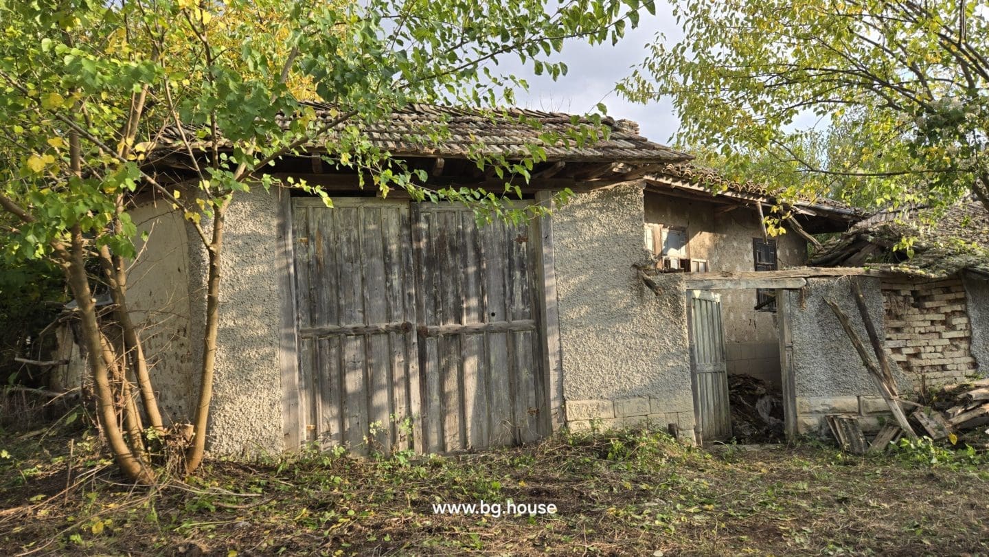 Bulgarian House for Sale – Village Pomoshtitsa with 2200m² Land