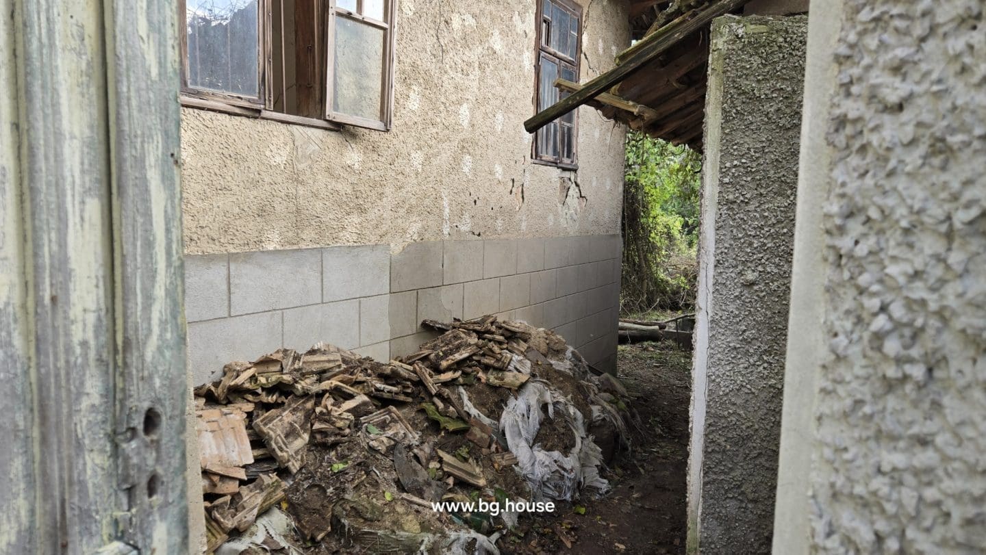 Bulgarian House for Sale – Village Pomoshtitsa with 2200m² Land