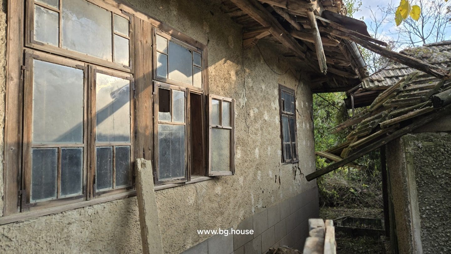 Bulgarian House for Sale – Village Pomoshtitsa with 2200m² Land