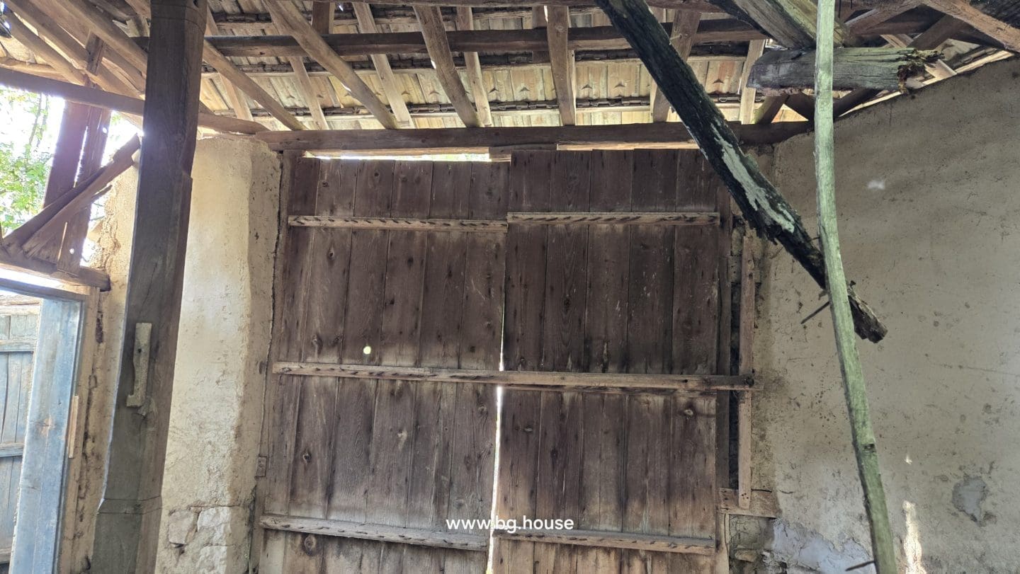 Bulgarian House for Sale – Village Pomoshtitsa with 2200m² Land