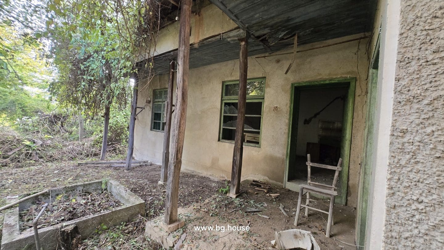 Bulgarian House for Sale – Village Pomoshtitsa with 2200m² Land