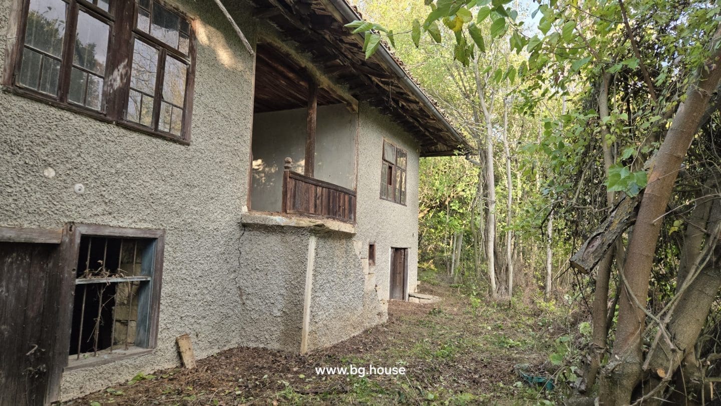 Bulgarian House for Sale – Village Pomoshtitsa with 2200m² Land