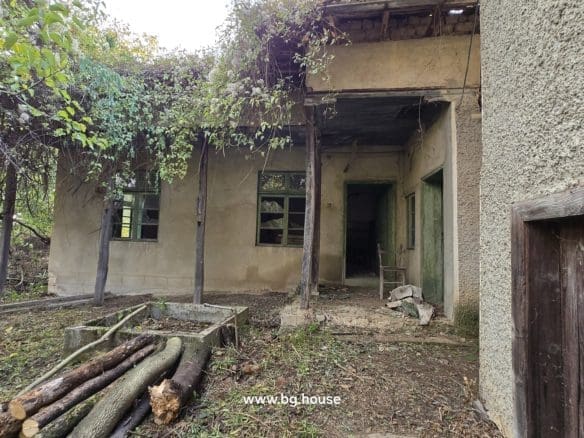 Bulgarian House for Sale – Village Pomoshtitsa with 2200m² Land