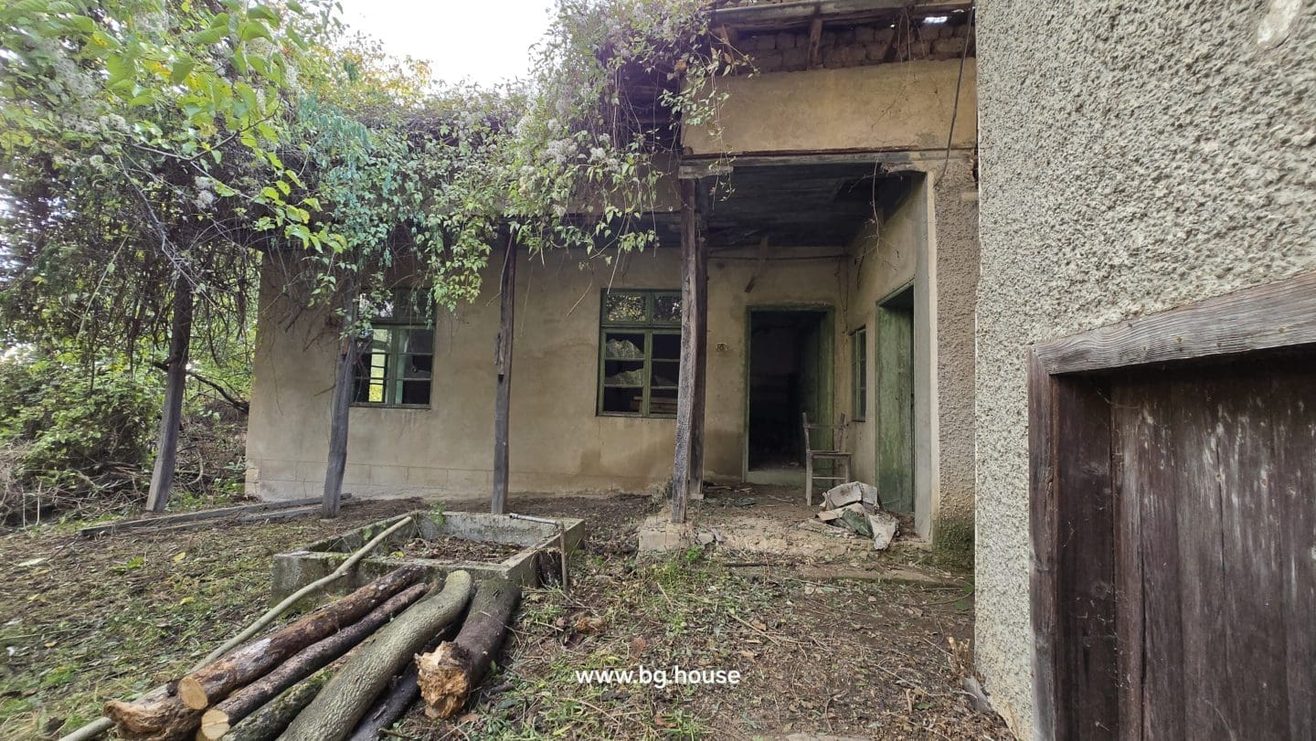 Bulgarian House for Sale – Village Pomoshtitsa with 2200m² Land