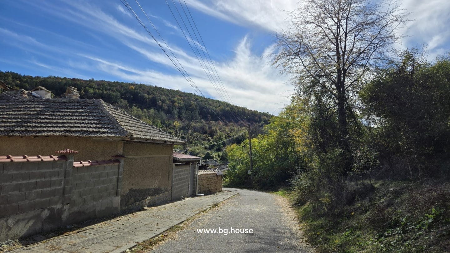 Bulgarian House for Sale in Village Gorsko Ablanovo – 2200m² Garden