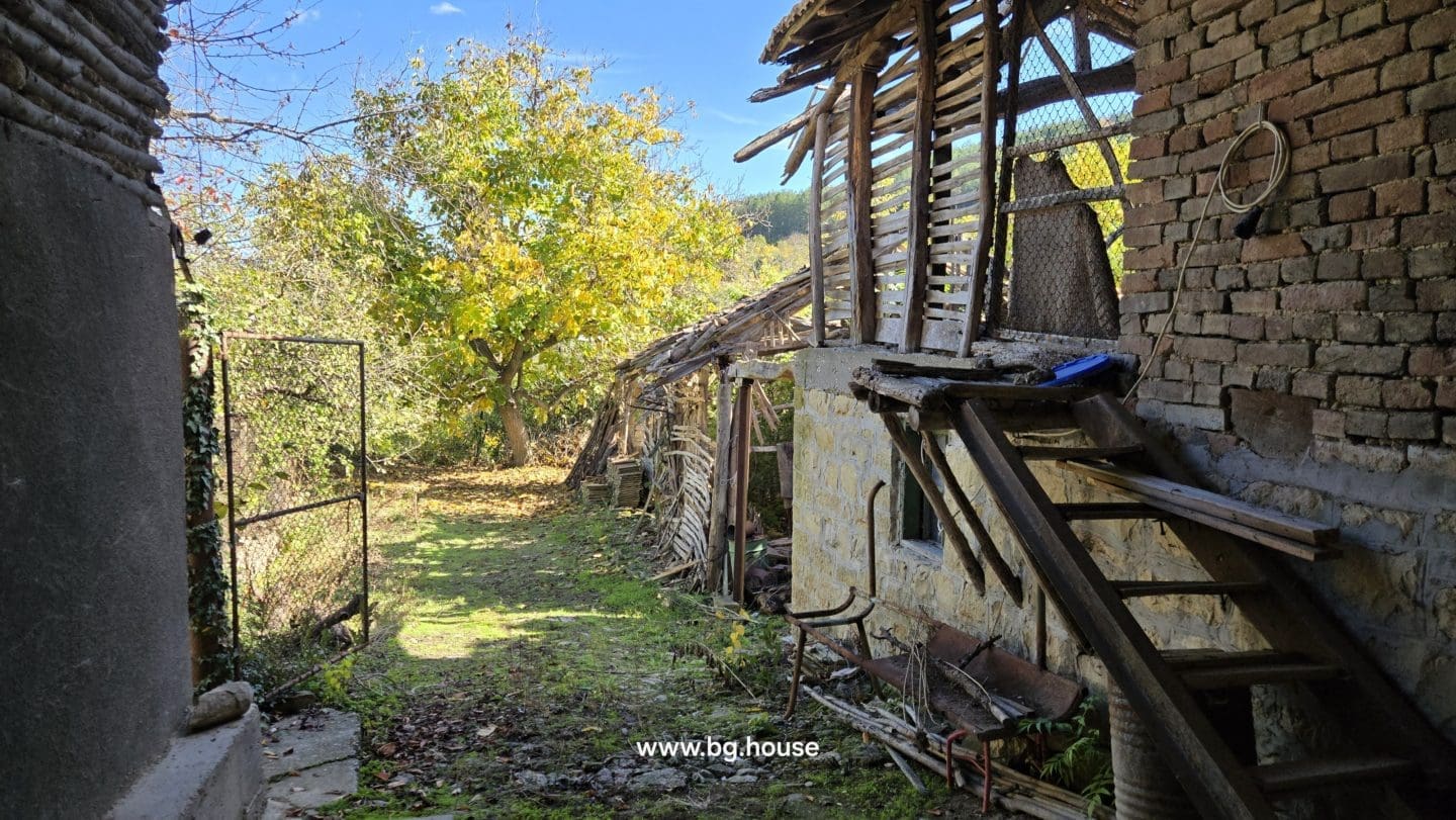 Bulgarian House for Sale in Village Gorsko Ablanovo – 2200m² Garden