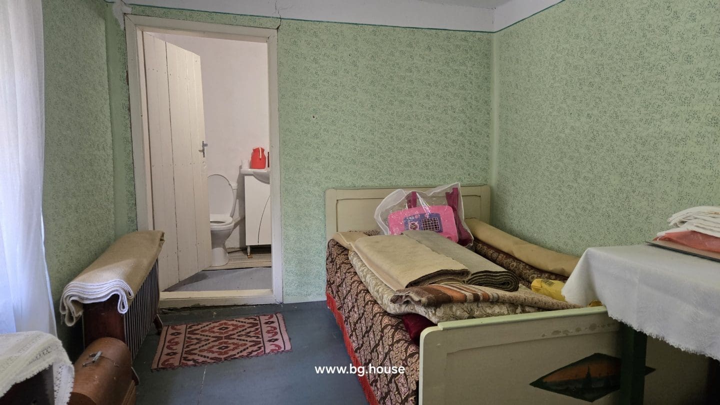 Bulgarian House for Sale in Village Gorsko Ablanovo – 2200m² Garden